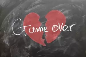Zerbrochenes Herz mit dem Schriftzug Game over, bildlich für eine Beziehung, bei der es wegen emotionaler Erpressung zur Trennung kam