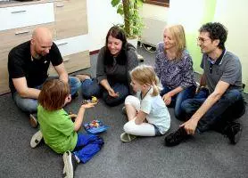 Familie beim Familiencoaching, um gemeinsam als Familie eine Lösung zu finden.