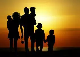 Familie im  Sonnenuntergang