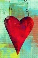 Ein rotes Holzherz stellvertretend für einen schönen Valentinstag