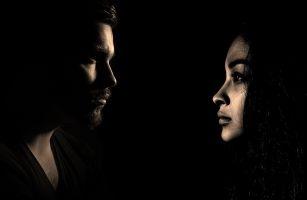 Ein Paar, das sich ernst anschaut und überlegt, ob es die 6 Schritte des Verzeihens gehen möchte.